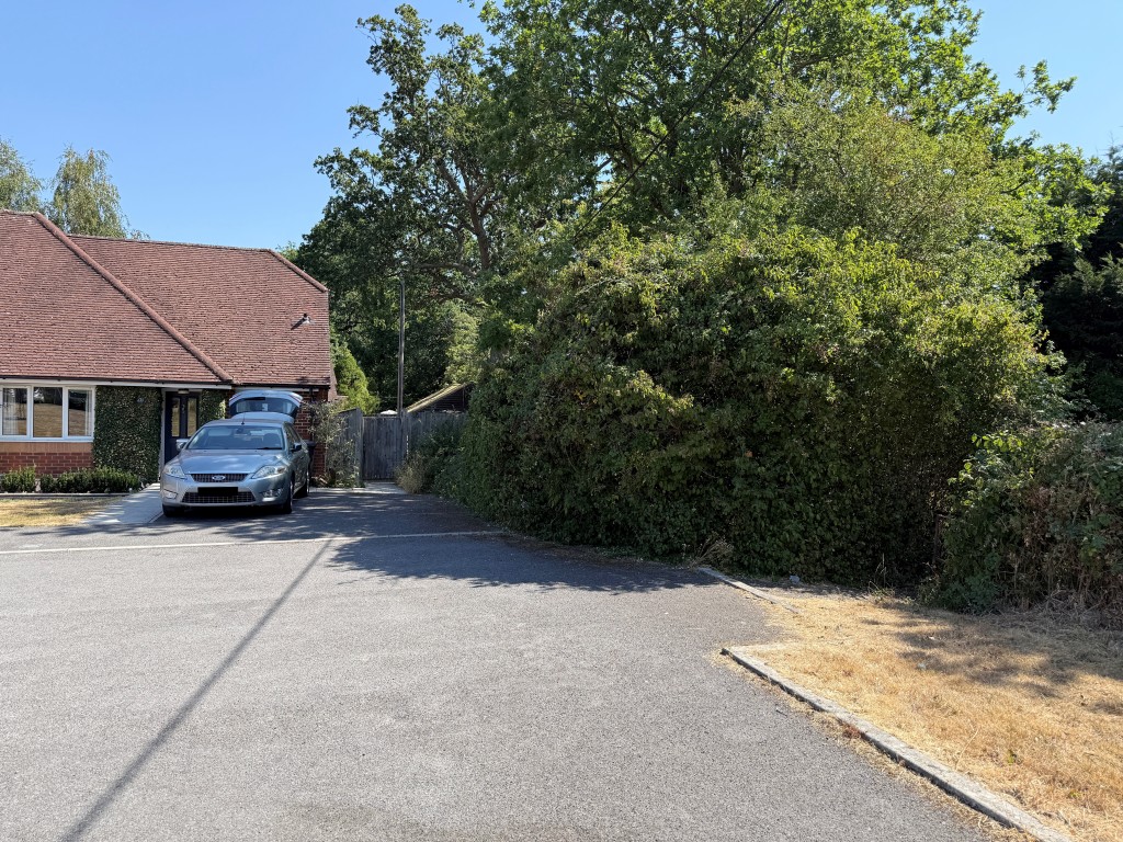 Lot: 49 - BUILDING PLOT IN ESTABLISHED RESIDENTIAL LOCATION - Access to plot from Almsgate